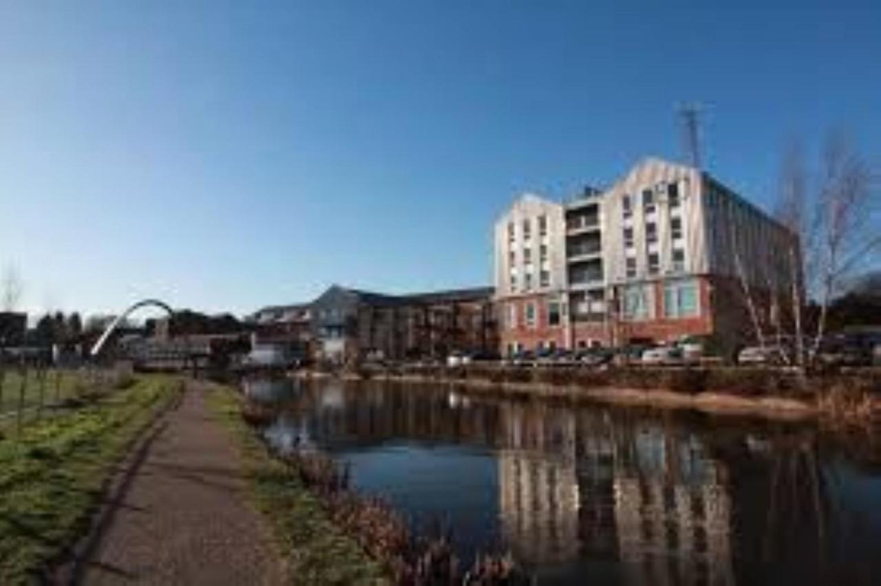 Ecohome On The Canal In A Historic Site Near City Coventry Exterior photo