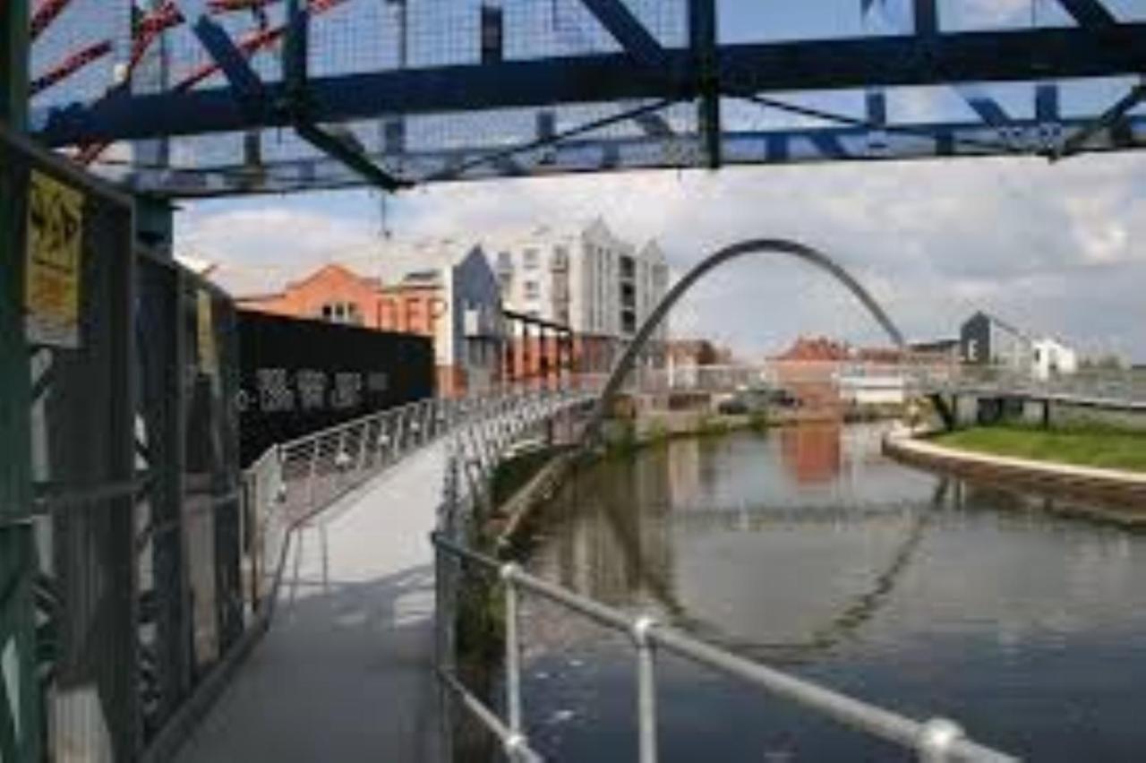 Ecohome On The Canal In A Historic Site Near City Coventry Exterior photo